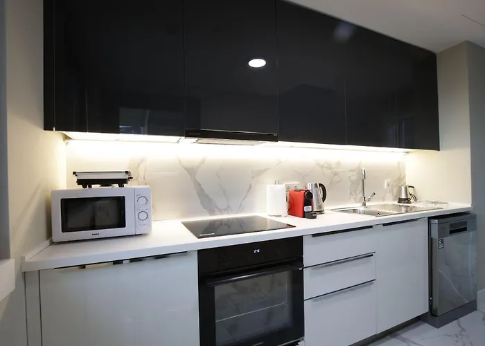 Urban Oasis 16th Floor Penthouse, Center, Free Private Parking *